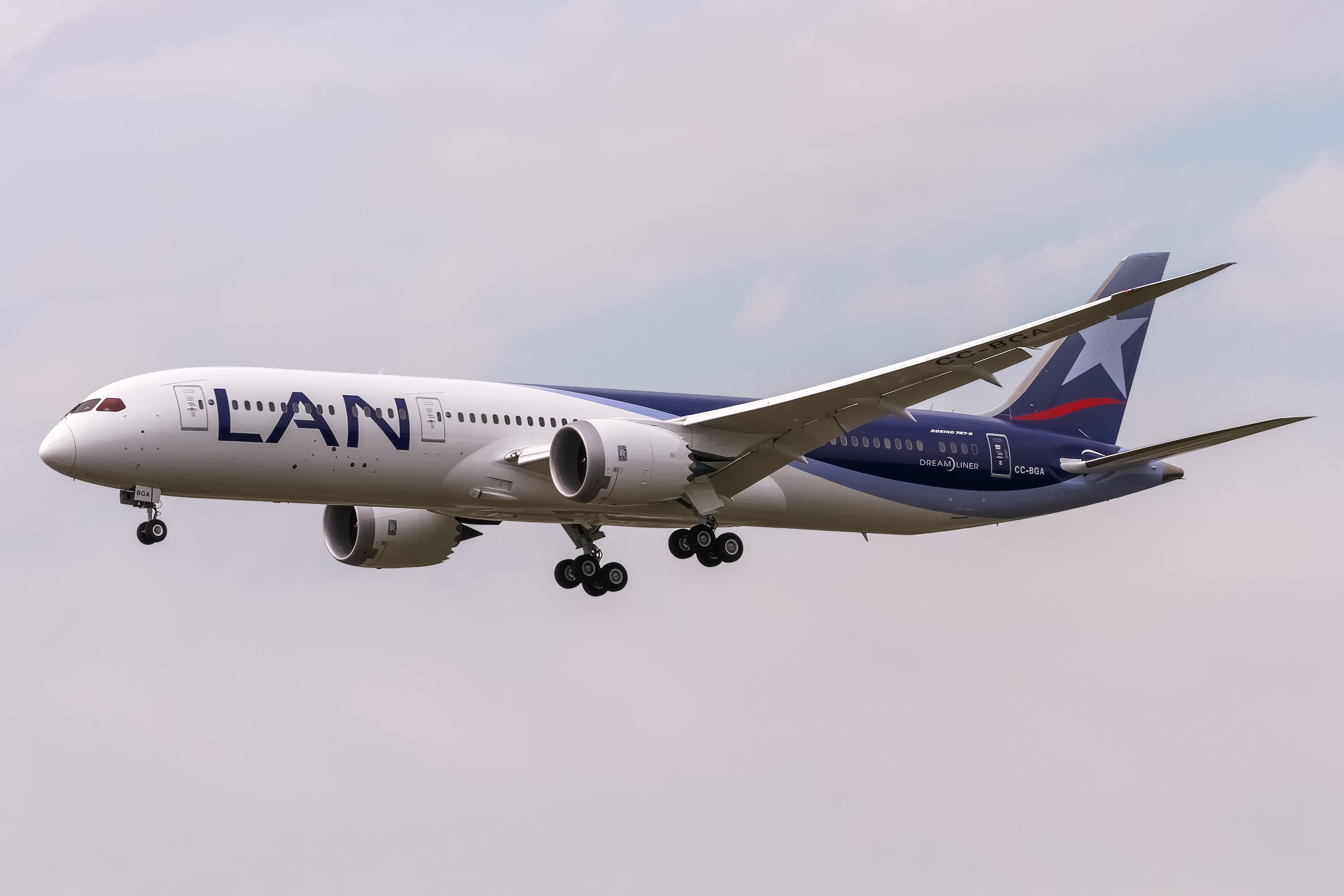 CC-BGA_LAN_Airlines_Boeing_787-9_Dreamliner_coming_in_from_Santiago_SECL_via_Madrid_LEMD_@_Frankfurt_EDDF_-_14.05.2015_175799101591.jpg