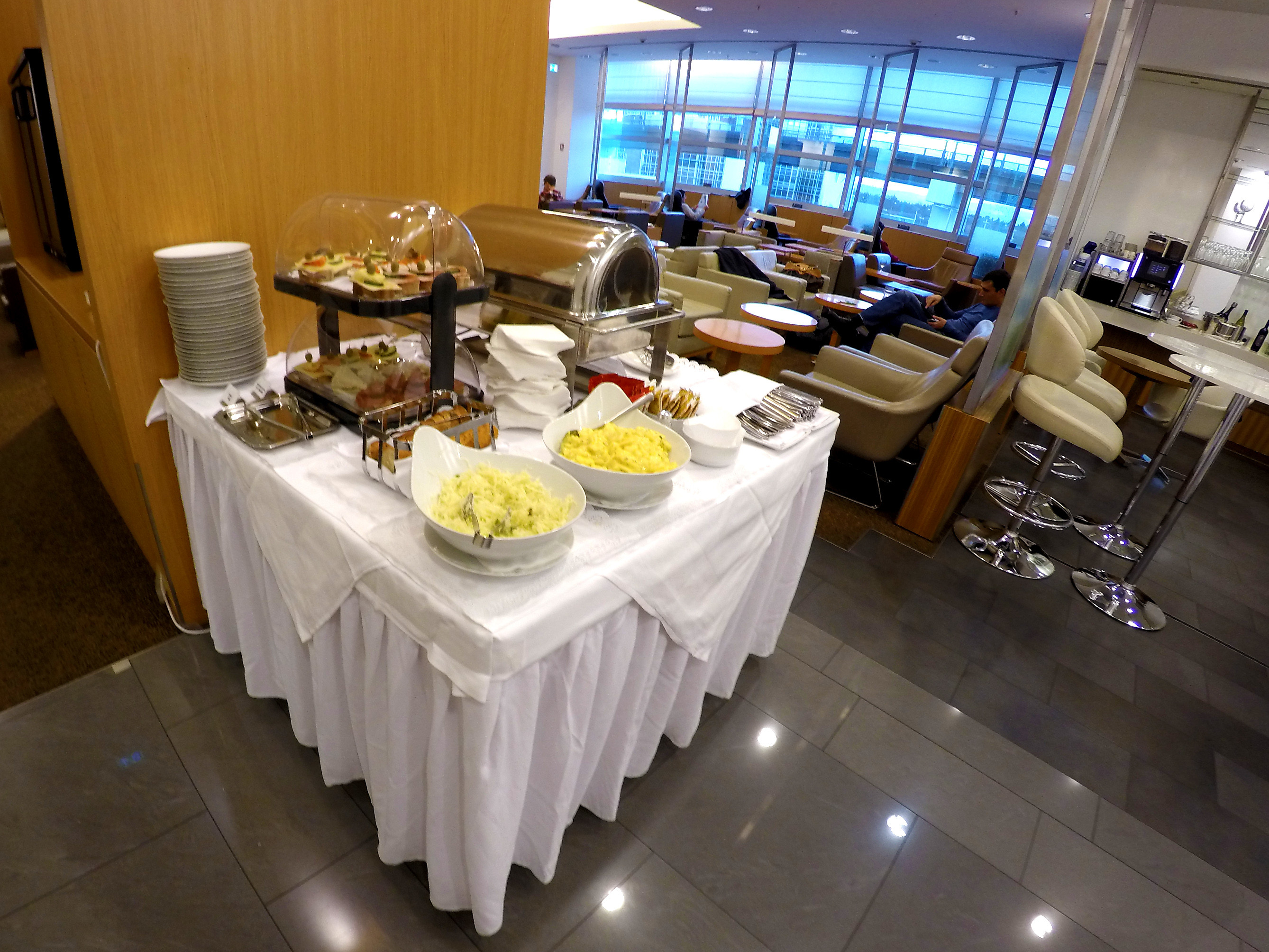 Japan-Airlines-Sakura-Lounge-Frankfurt-Airport-Snacks.jpg