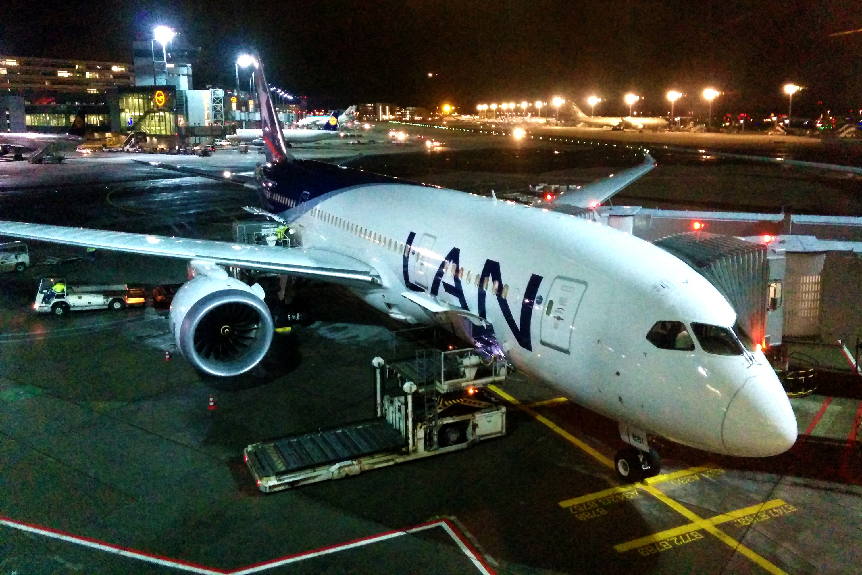 LAN-Airlines-Boeing-787-Frankfurt-Airport.jpg