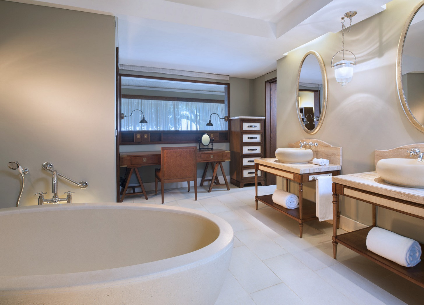 str3459gb-130533-Deluxe-Room-Bathroom.jpg